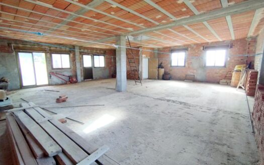 CASA CON TERRENO EN PERIANA