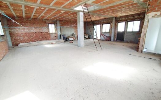 CASA CON TERRENO EN PERIANA