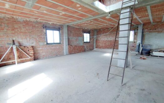 CASA CON TERRENO EN PERIANA