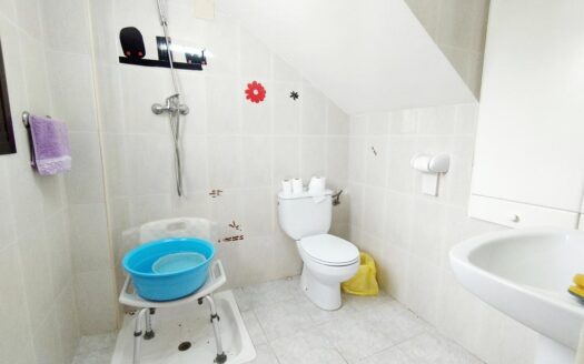 CASA CON TERRENO EN PERIANA