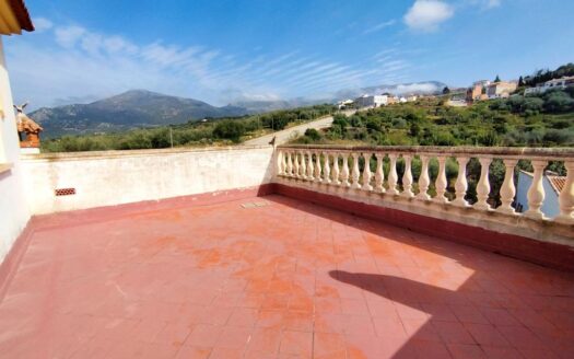 CASA CON TERRENO EN PERIANA