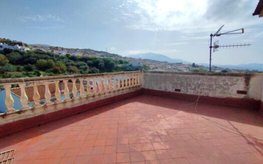 CASA CON TERRENO EN PERIANA