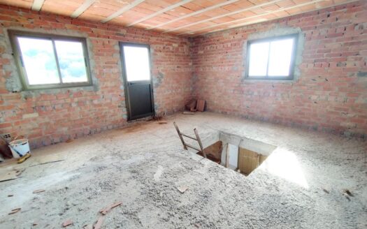 CASA CON TERRENO EN PERIANA