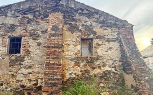 TERRENO CON CASA EN VÉLEZ-MÁLAGA