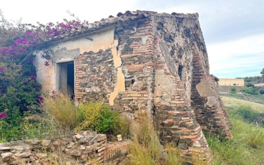 TERRENO CON CASA EN VÉLEZ-MÁLAGA