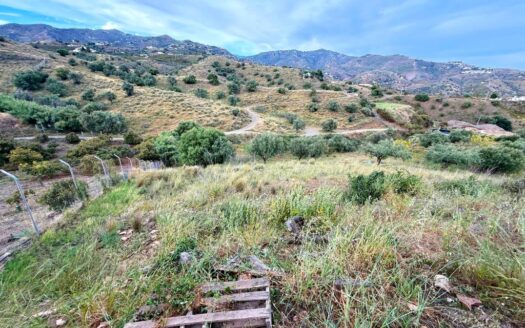 TERRENO CON CASA EN VÉLEZ-MÁLAGA