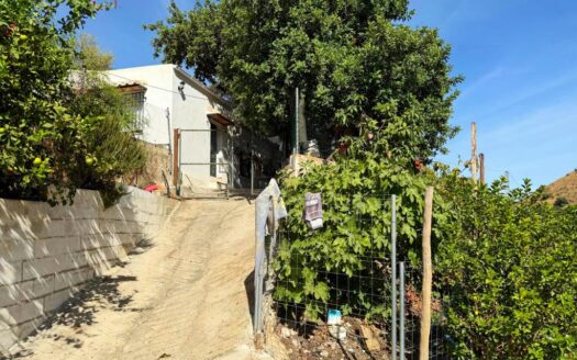 FINCA CON DOS CASAS EN BENAMARGOSA